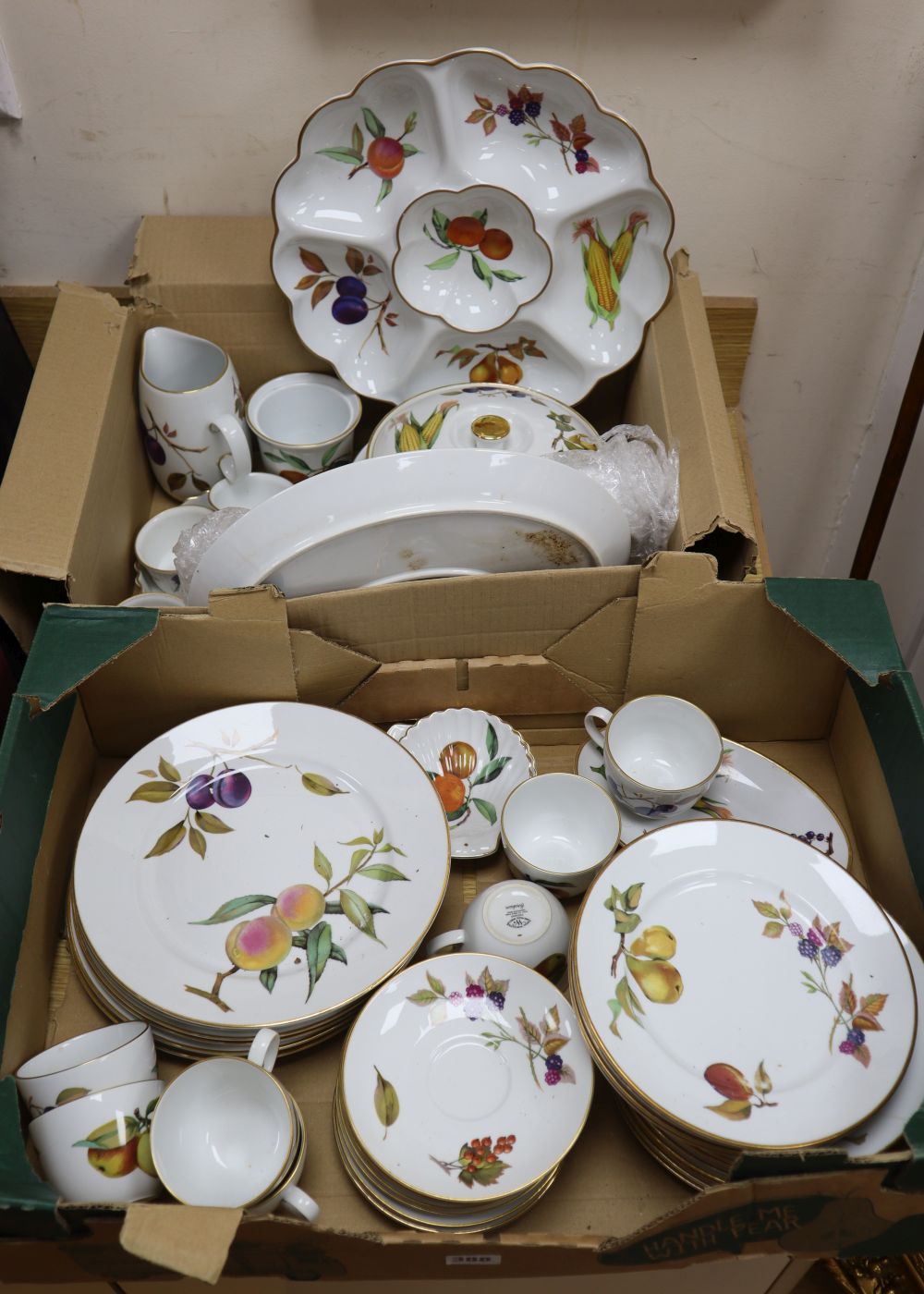 A quantity of Worcester Evesham dinner ware